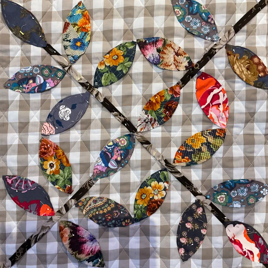 machine quilt made by carolyn forster, floral, paisley, leaf